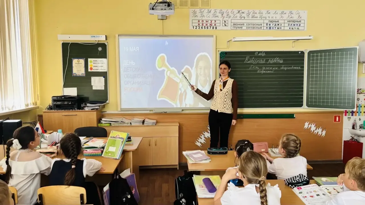 Советник директора по воспитанию Наталья Олеговна провела командную игру «Вчера, сегодн...