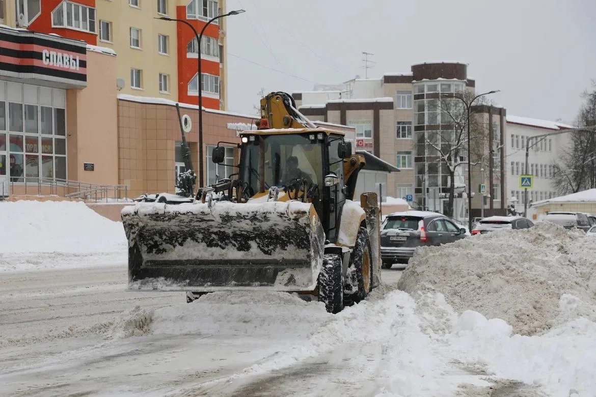 Январские снегопады вновь бьют рекорды. С раннего утра коммунальные службы приводят в порядок дороги