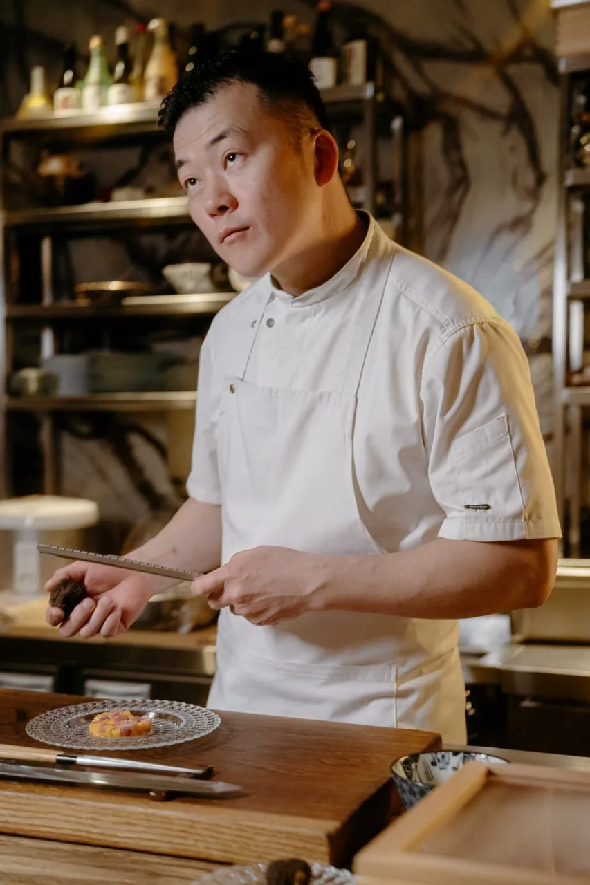 Вагю, огонь и шоу: омакасе на теппане в Oshi Izakaya Emperor