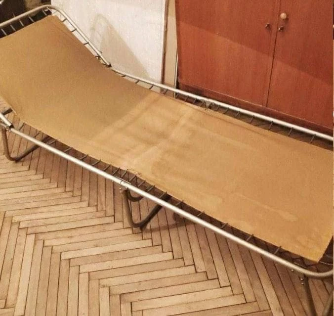 Практически у каждой советской семьи была эта палочка-выручалочка! 🛏️ 

Стоила она ровно 13 рублей 
