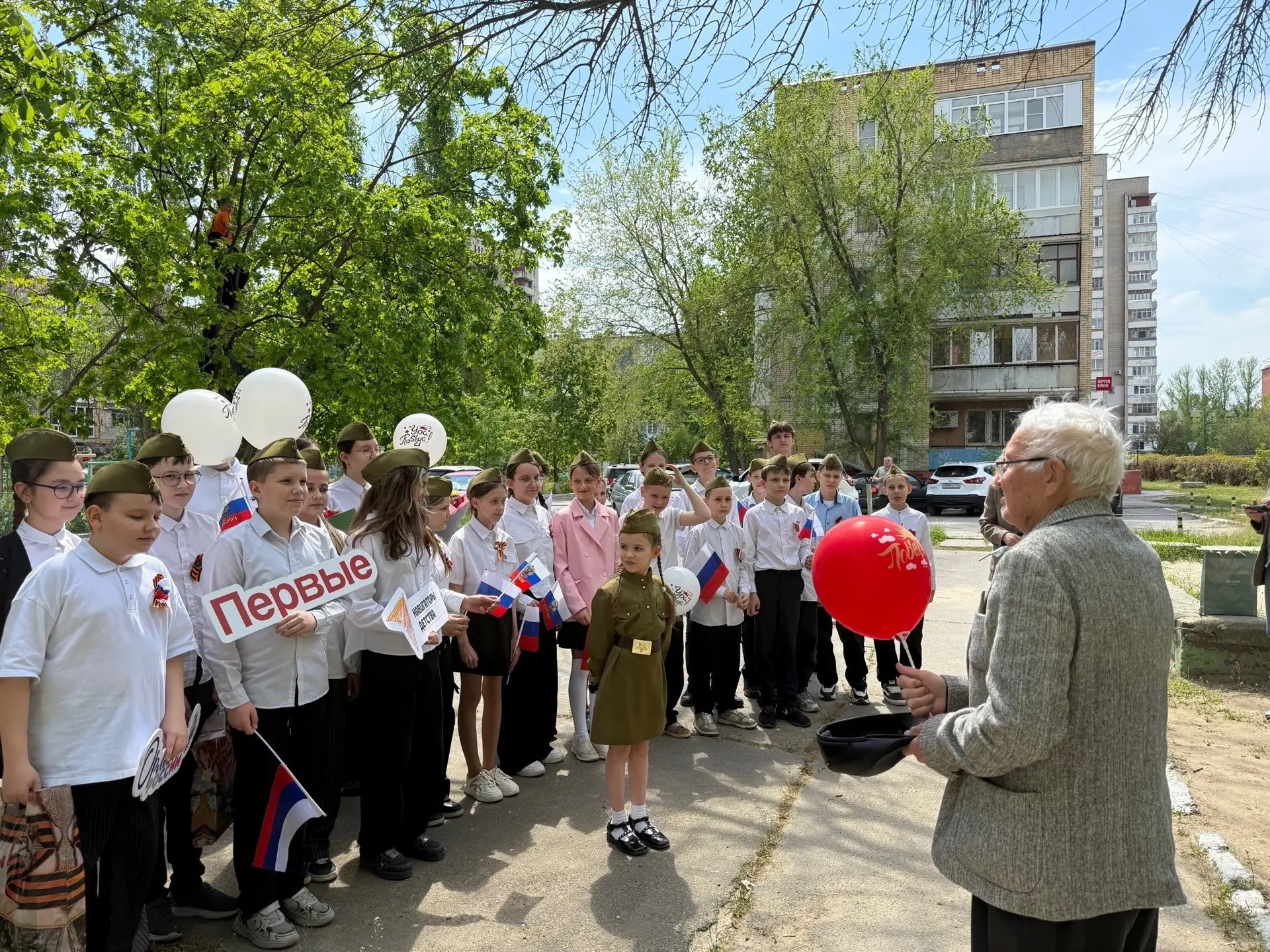 В преддверии великого Дня Победы — история, которую пишут наши сердца. ❤️  Сегодня учащиеся 1В, 5В и