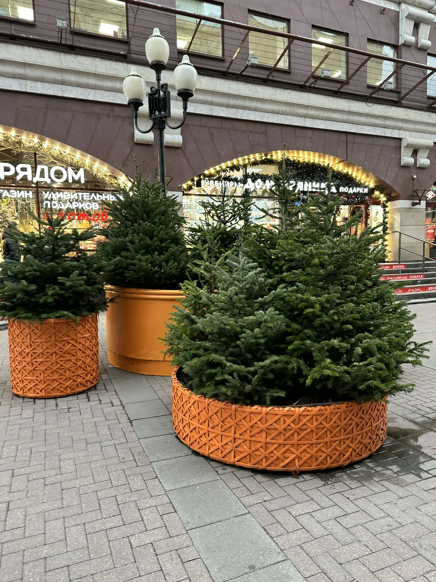 В центре нарядно. Сухо.   На Старом Арбате елки и самовар.  На Пятницкой украшенные кафе.  А в перех