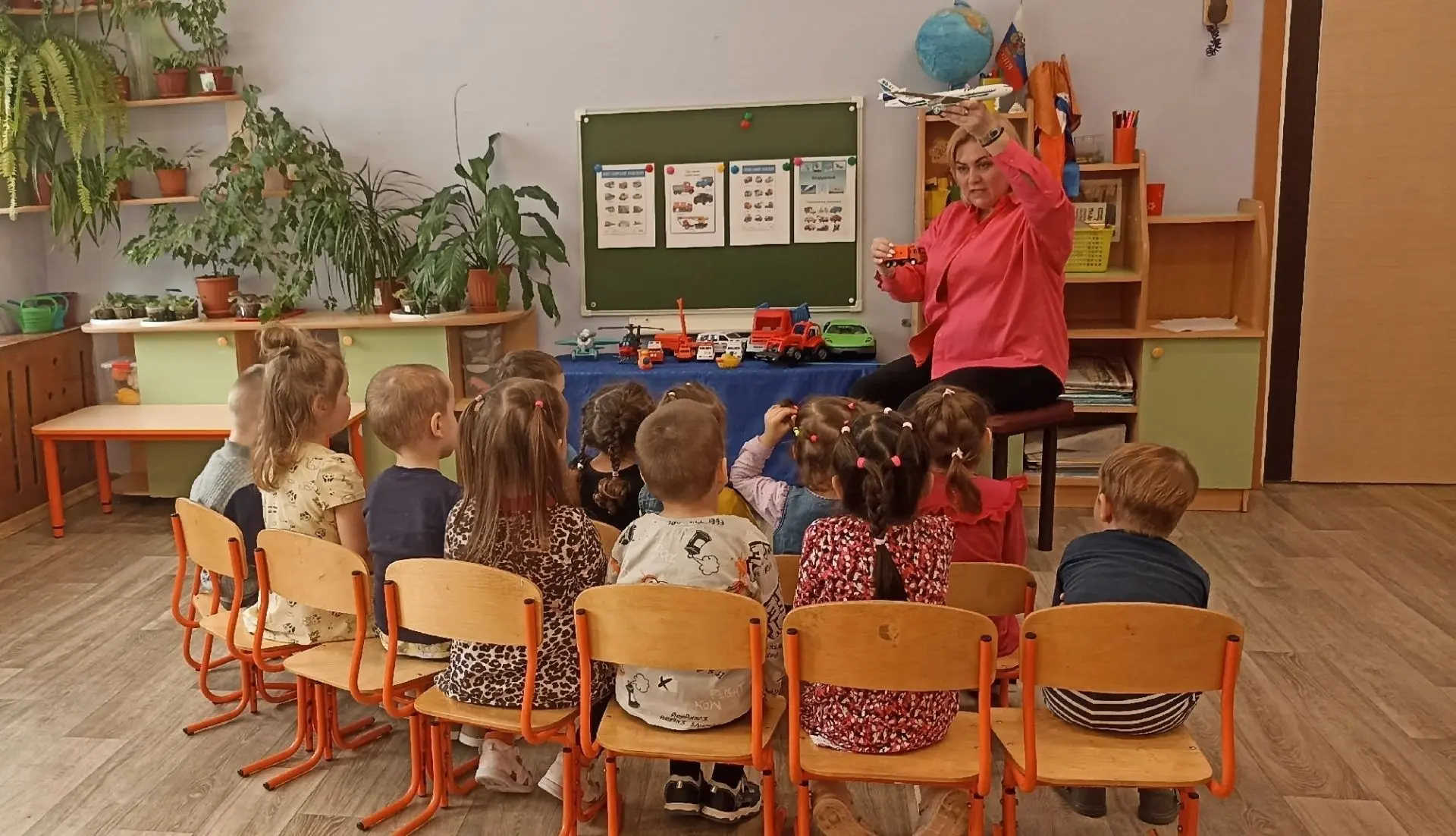 «Путешествие в мир транспорта» для малышей 3-4 лет — это увлекательное занятие, которое помогает дет