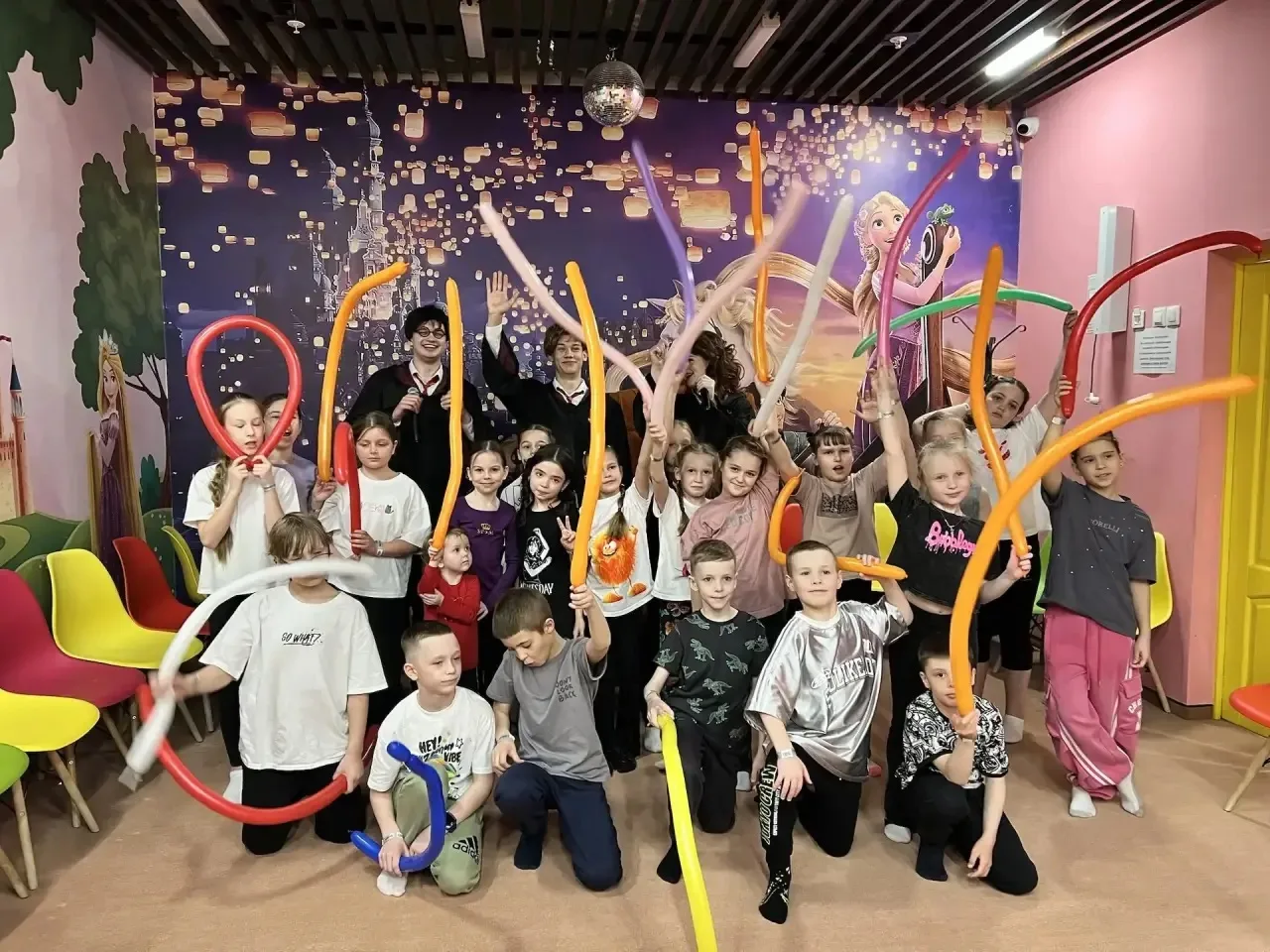 МАГИЧЕСКАЯ ШКОЛА 🧙‍♂️  2"А" класс в Грин Лэнд устроил себе праздник  "окончание" учебного года 🤗🥳. И