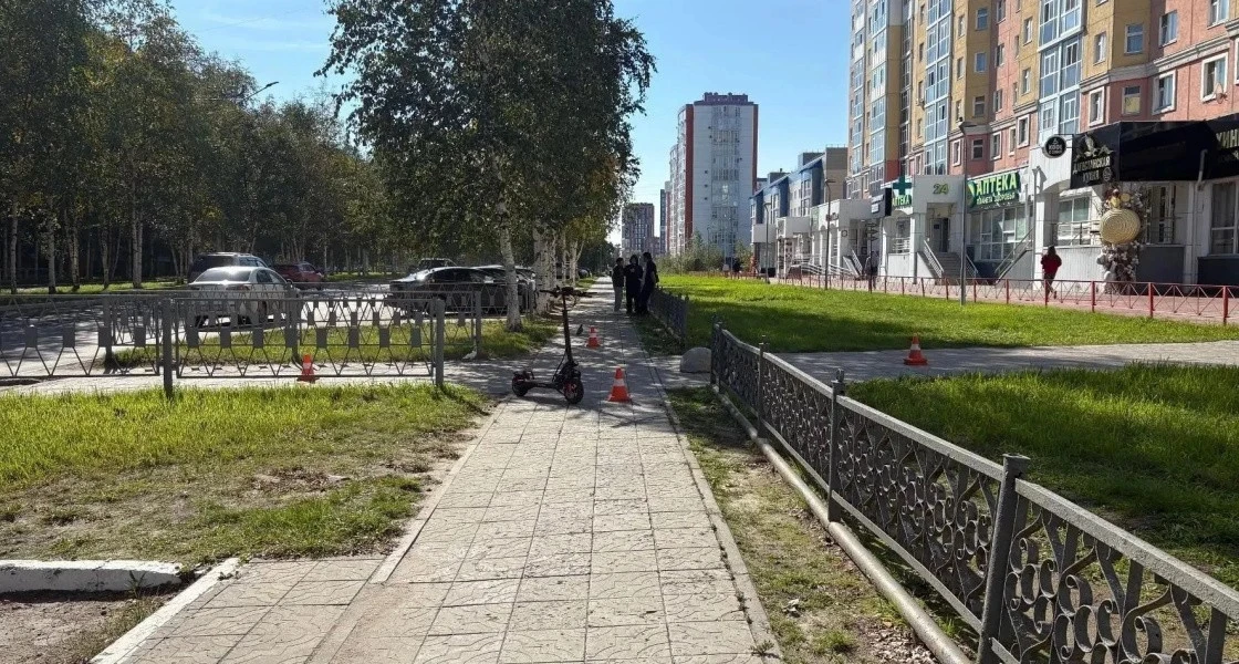 В Нижневартовске 11-летний самокатчик сбил женщину на тротуаре
