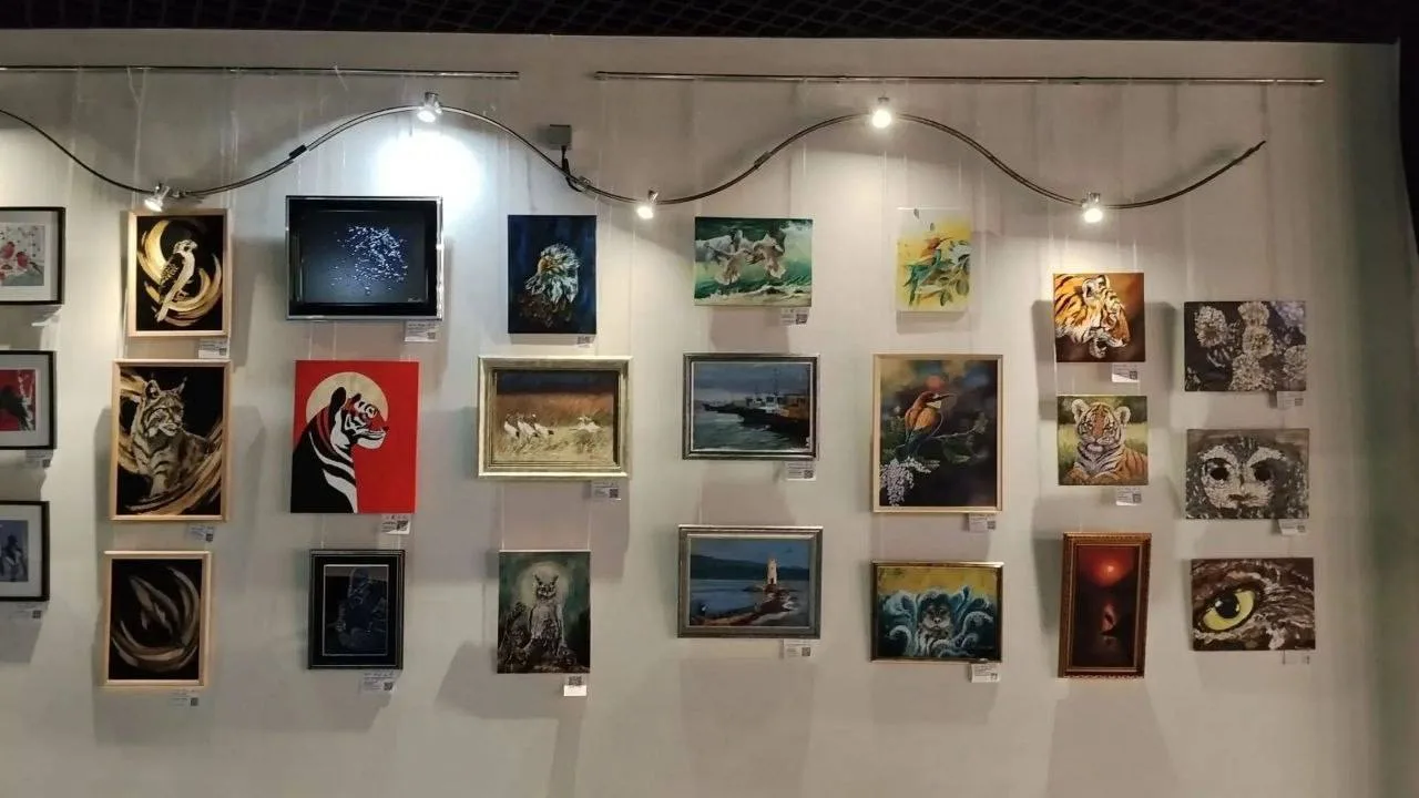 Выставка «Гармония трёх стихий» впервые открылась во Владивостоке 🎨

С художественной выставкой кар