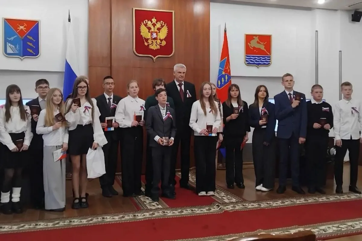 Юные колымчане получили свои первые паспорта в День России

Церемония прошла в торжественной обстано