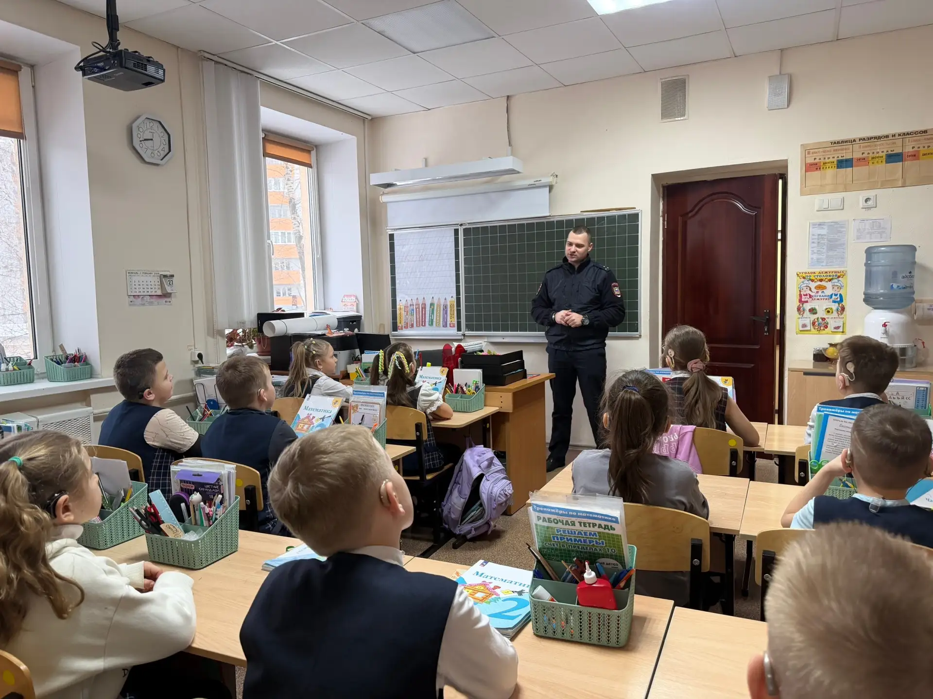 Понедельник в #школа_интернат117_им_Т_С_Зыковой традиционно начался с торжественной цер...