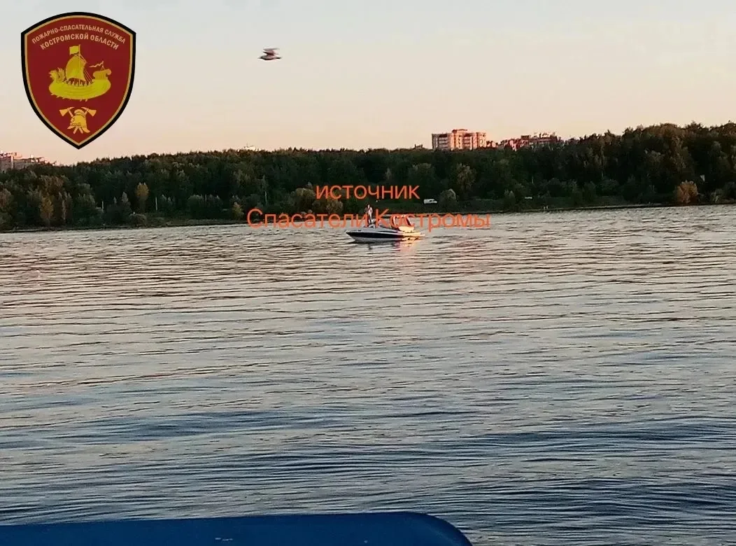 💥 Костромская семья застряла в дрейфующей посреди Волги лодке