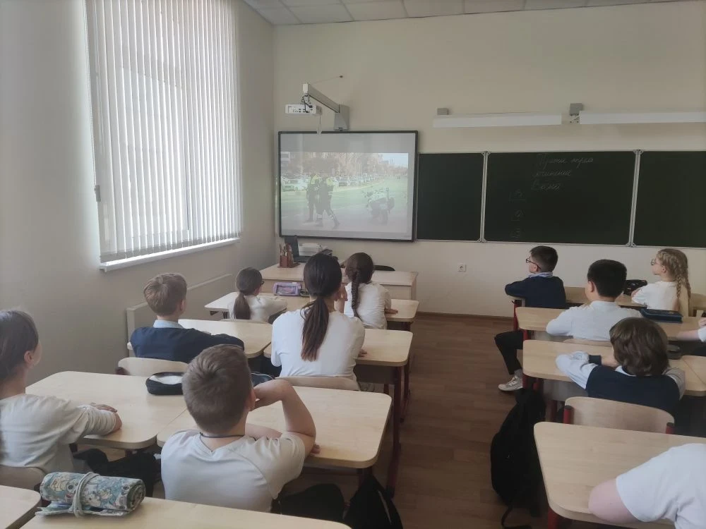 📢 Безопасность на дорогах — наша общая забота!  Сегодня в МОУ «Глебовская СОШ» на классных часах реб