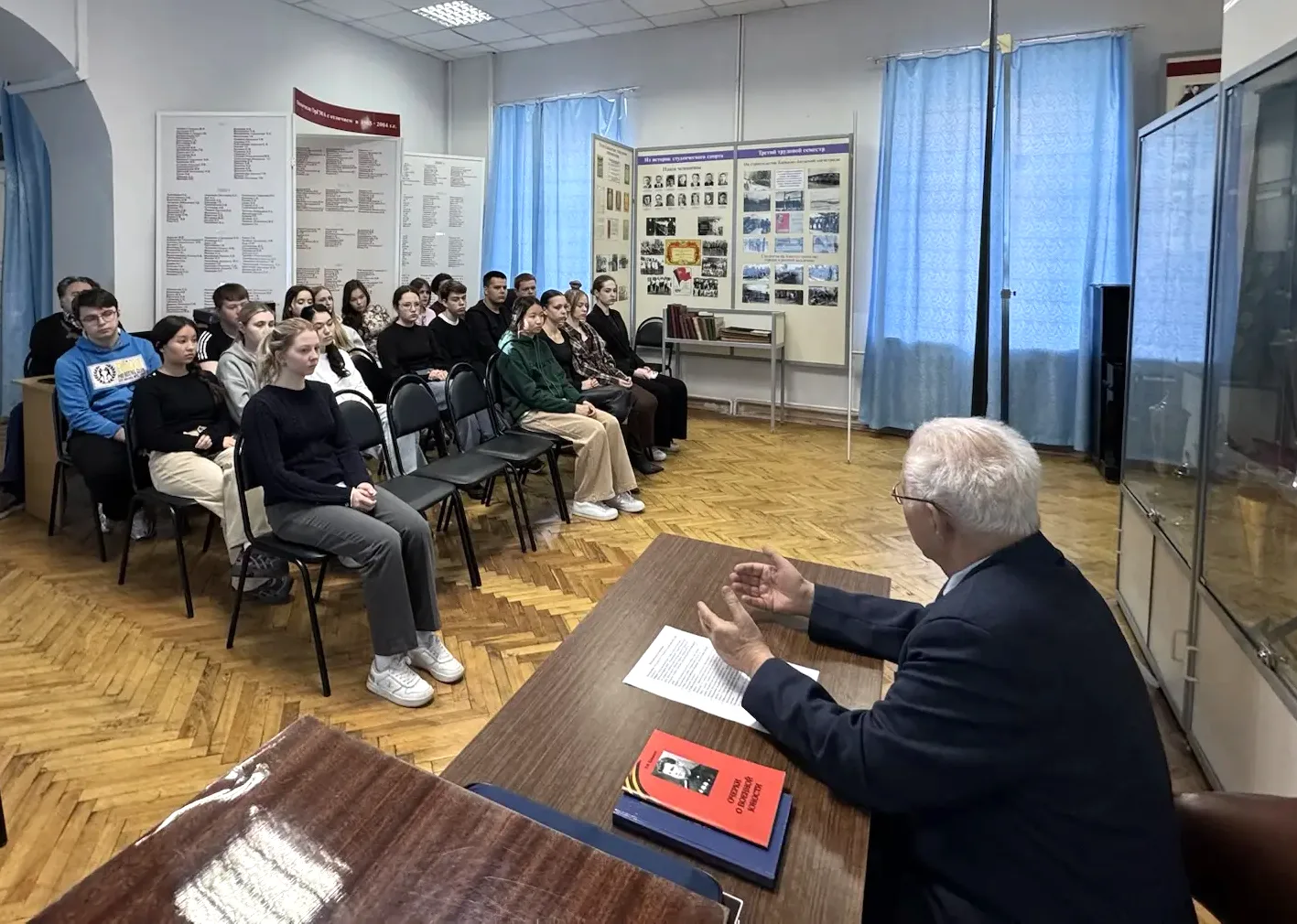 Легендарный профессор рассказал студентам о боевом, профессиональном и творческом пути Леонида Ереме