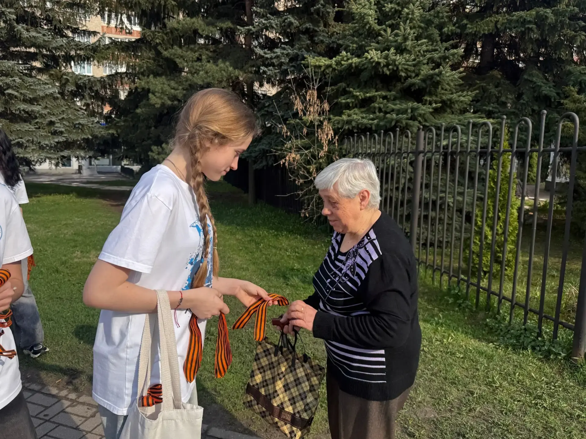 Люберецкие волонтеры принимают участие во всероссийской акции «Георгиевская ленточка»  🕊️ Традиционн