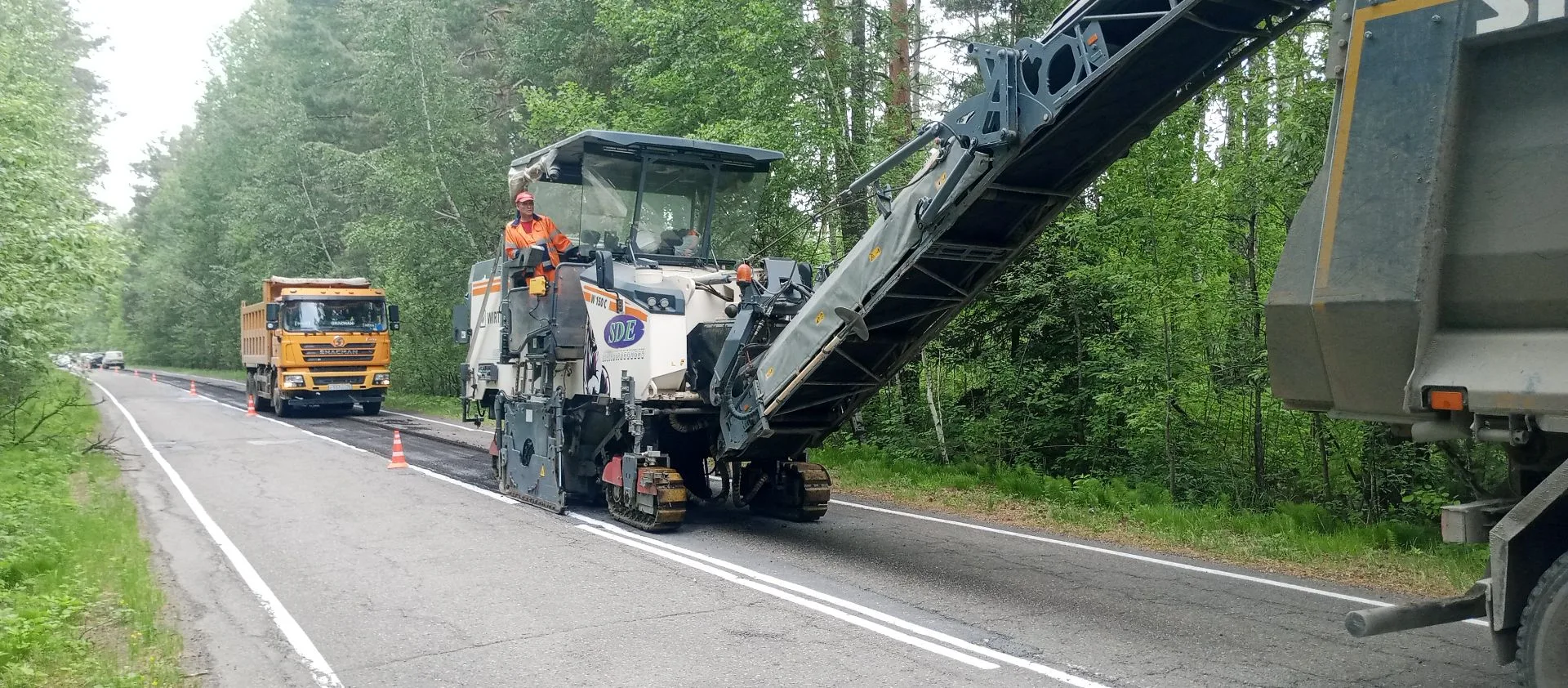 🚧 Продолжаем ремонт социально значимого дорожного направления — к деревне Чернильщиково.