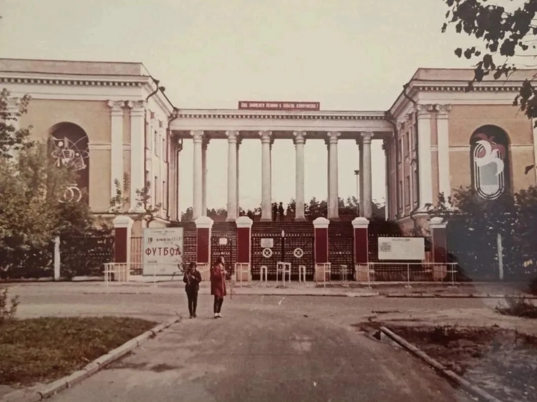 Стадион "Метеор"
Фото 1980-е

9 июня 1950 года архитектурная комиссия утвердила технический проект, 