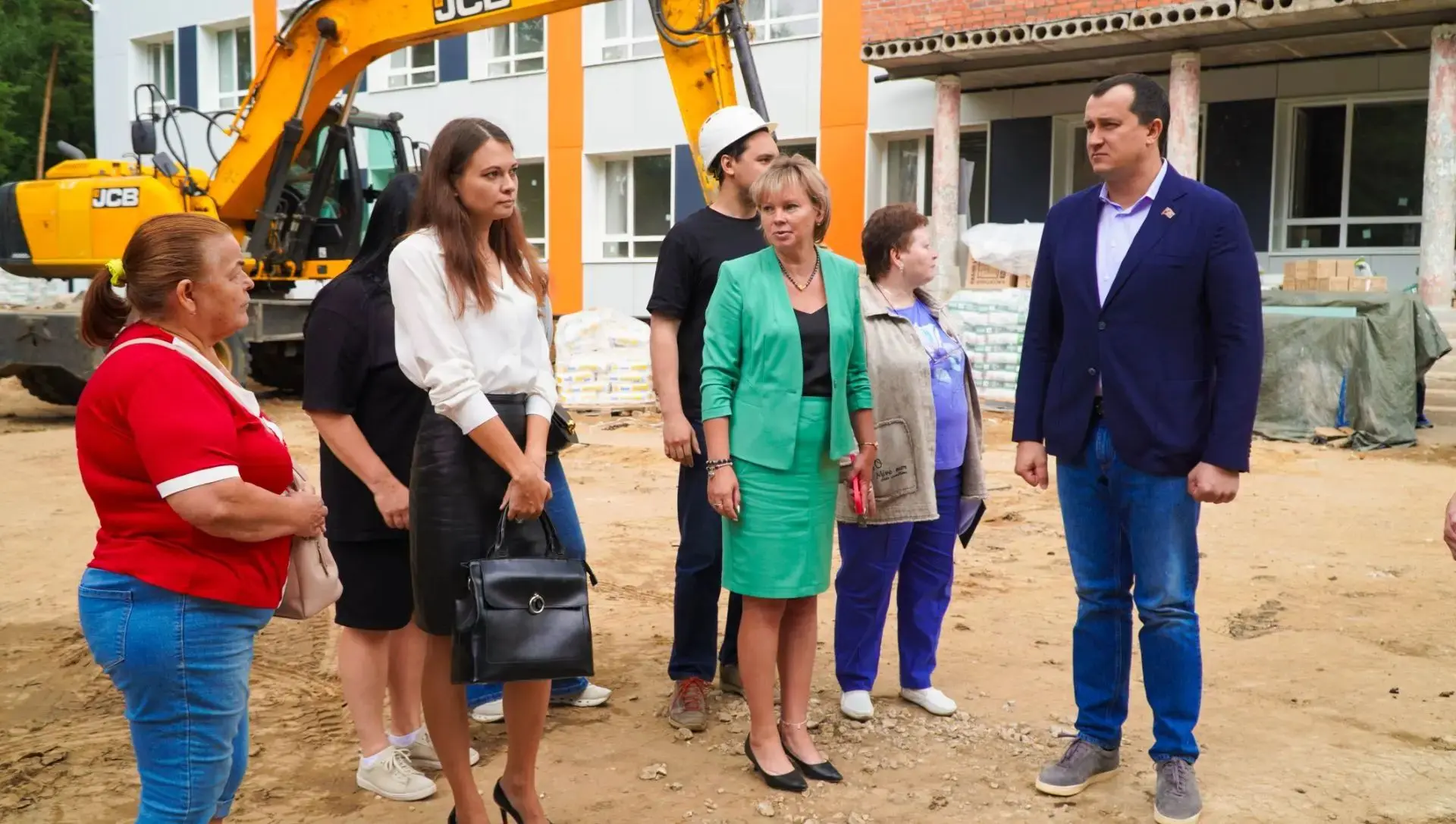 🏫Небольшая экскурсия - большой результат: родители оценили ход капитального ремонта в МБОУ «Школа №