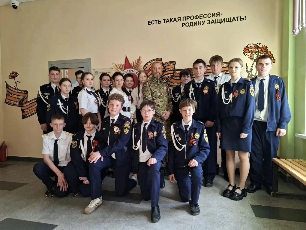 В 7А и 7Г классах прошел важный и эмоциональный Урок Мужества. Почетным гостем встречи стал участник