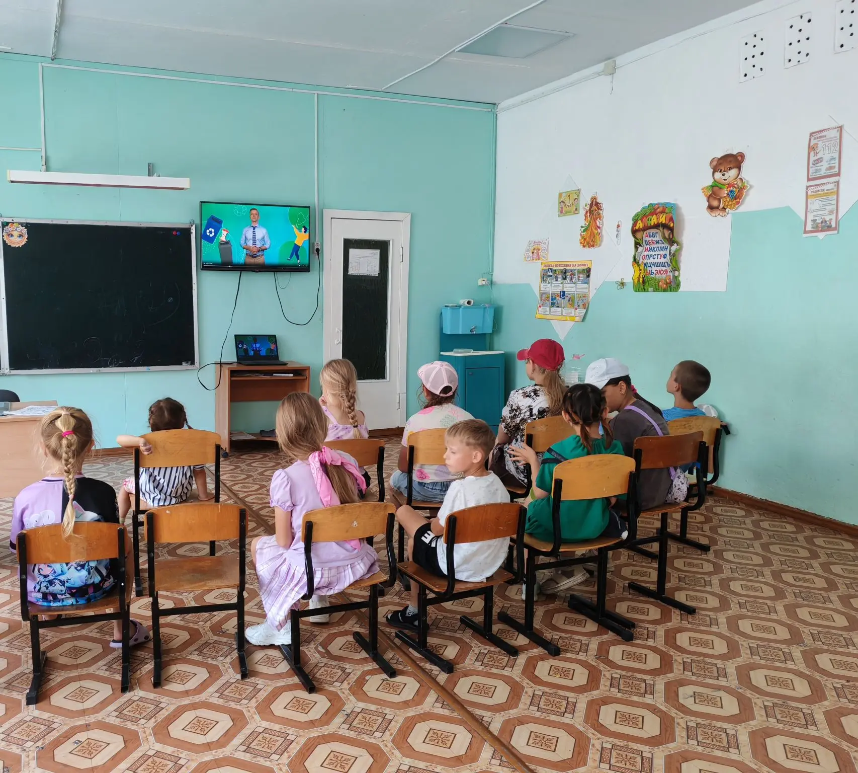 🌿 Экологические уроки в летнем лагере: смотрим и обсуждаем «Зелёную школу»! 🌍
Лето в пришкольном л