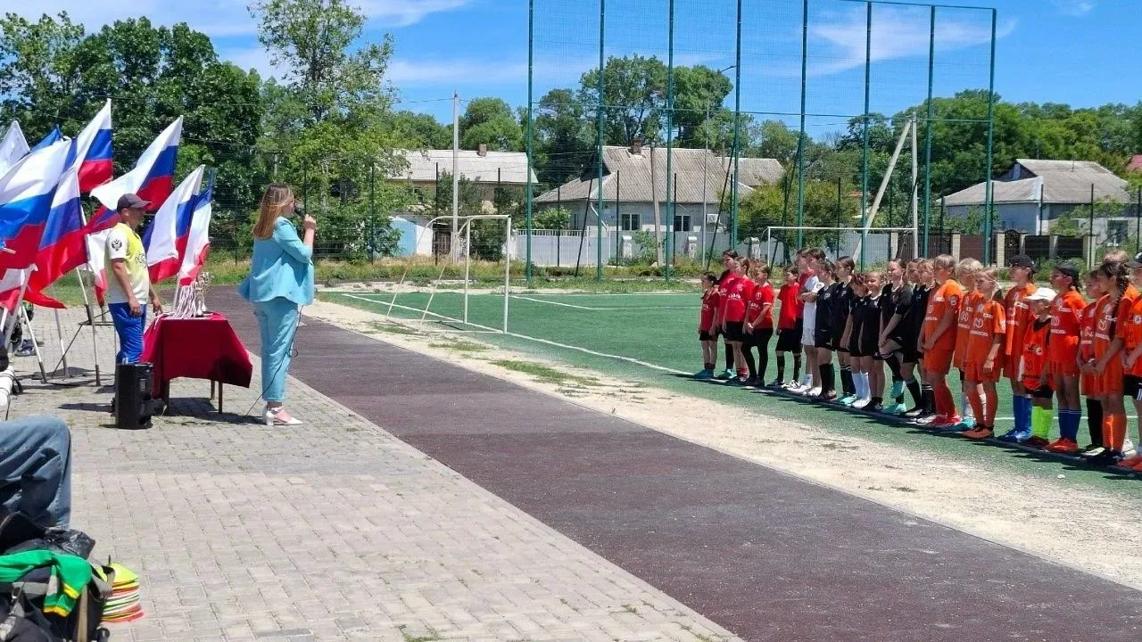 На стадионе Советской средней школы № 2 им. Героя Советского Союза П.П. Исаичкина состо...