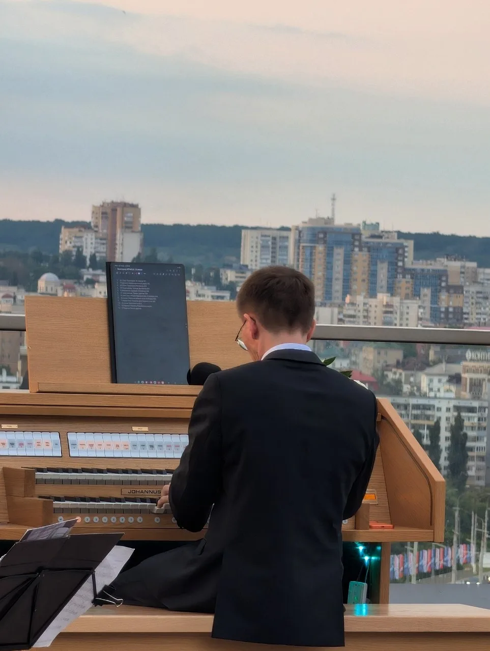 Поднялись на одну из самых красивых смотровых площадок города, чтобы послушать выступление солиста ф