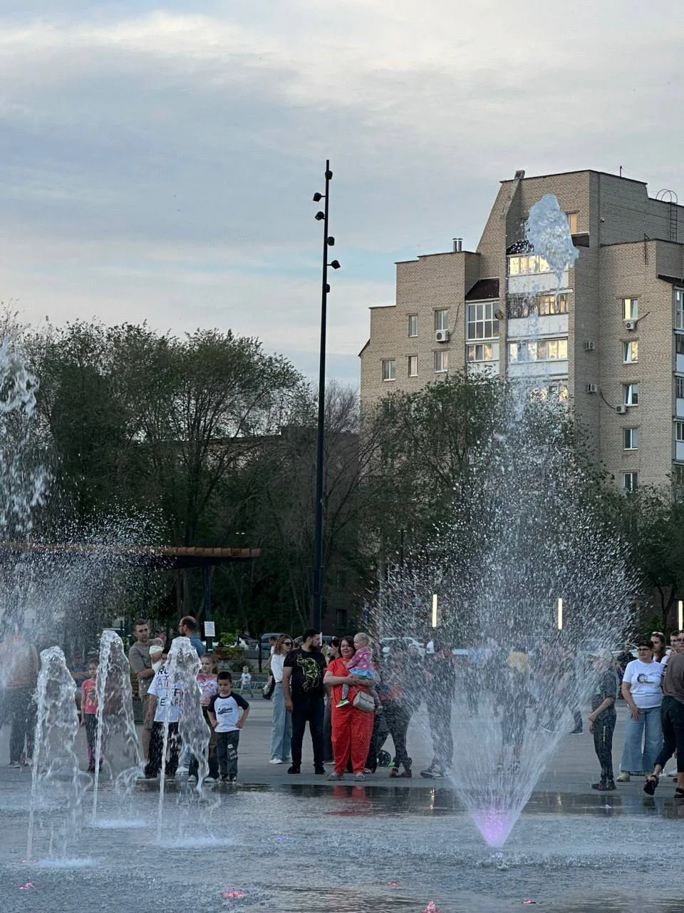 🐳В жару фонтаны манят, но заходить в них нельзя — вода кишит бактериями, а под плиткой — провода

В