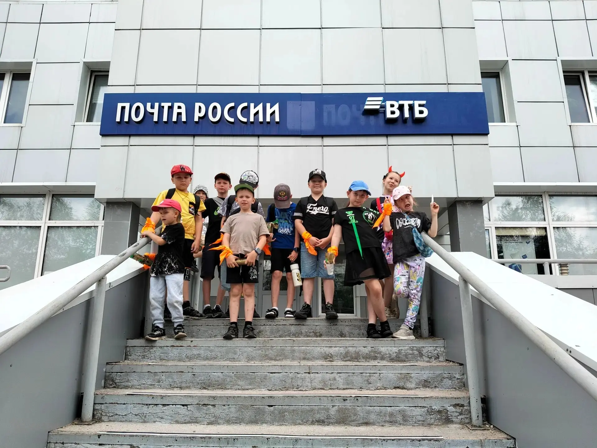 Сегодня мы с ребятами из отряда "Кунчээн"🌞 побывали на экскурсии в музее🏛, на обратной дороге прог