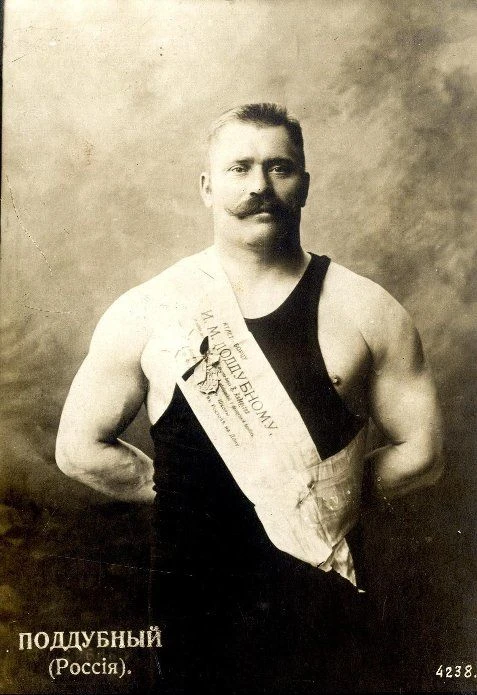 Старейший и честнейший борец российского спорта
 
15 июня 1927 г. на сцене летнего театра в городско
