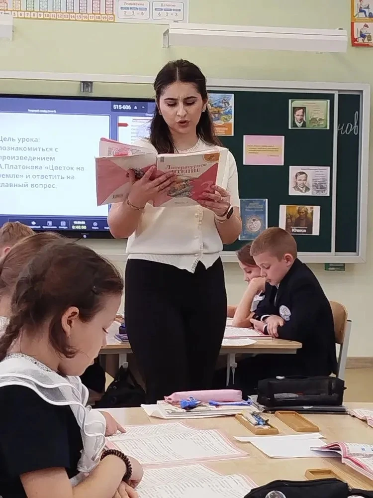 ⚡️ Молодость + Профессионализм: как прошли открытые уроки в начальной школе!  В рамках Недели молоды