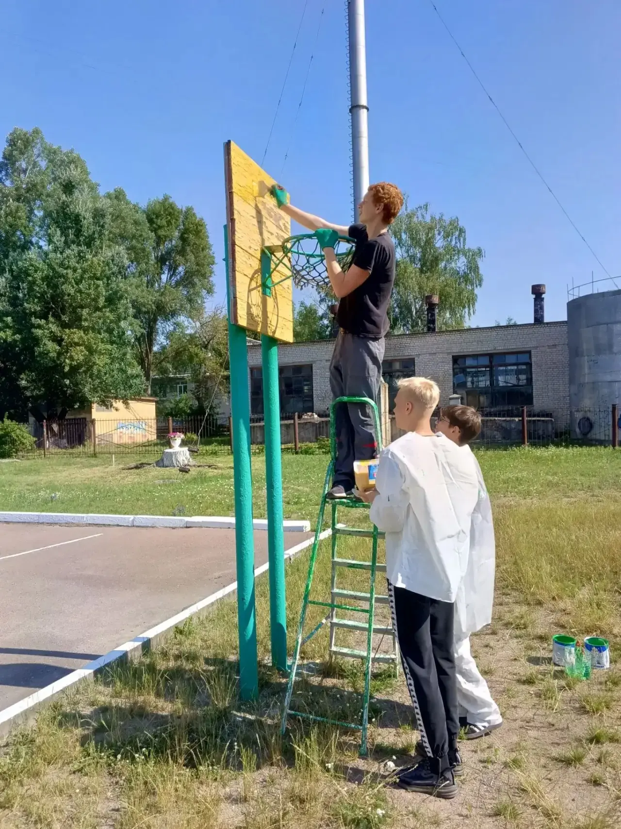 🌱Трудовое объединение продолжает благоустраивать территорию школы🌱