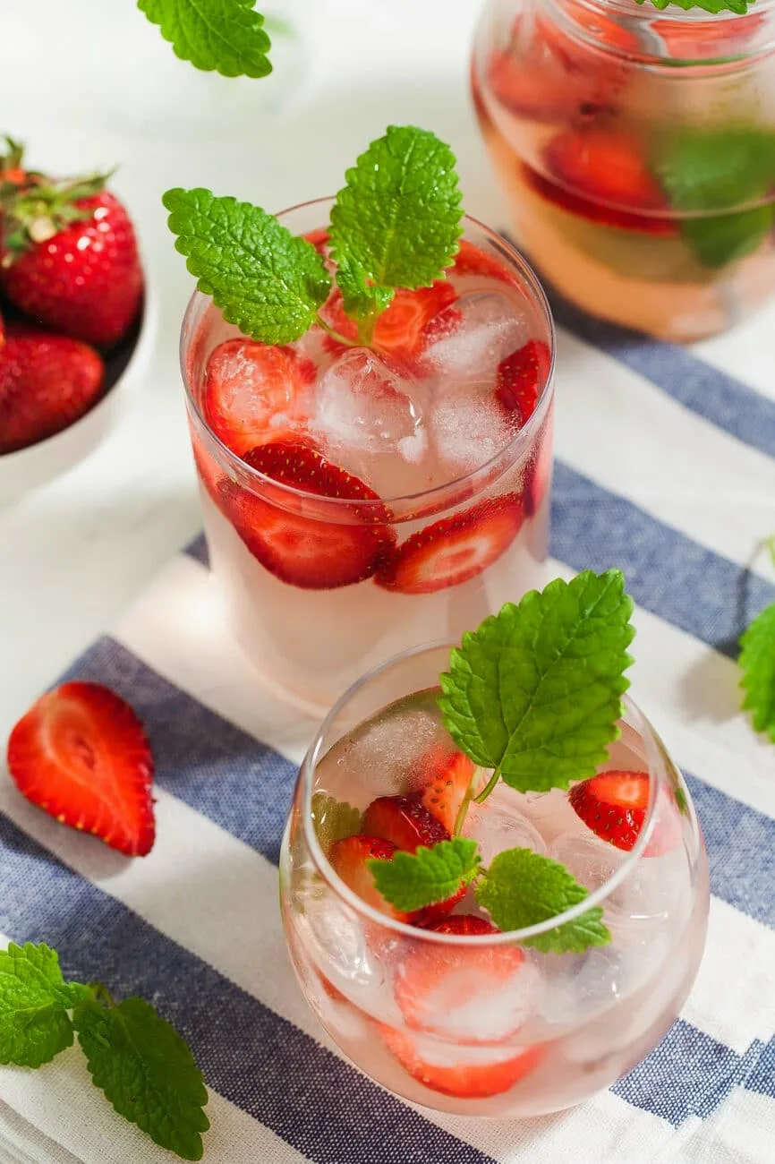КЛУБНИЧНЫЙ ЛИМОНАД 🍓🍓🍓

Что может быть лучше жарким летним днем, чем глоток освежающего клубнично