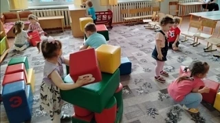 Ребята 1 младшей группы очень любят строить. 
В этом возрасте важно, чтобы постройка была простой, к