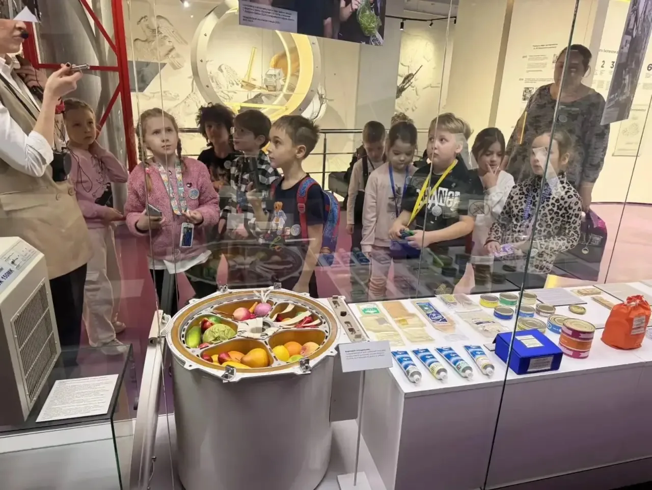 🚀 Первые шаги в космосе: экскурсия в Музей космонавтики  📅 17 марта ученики 1А и 1В классов отправил