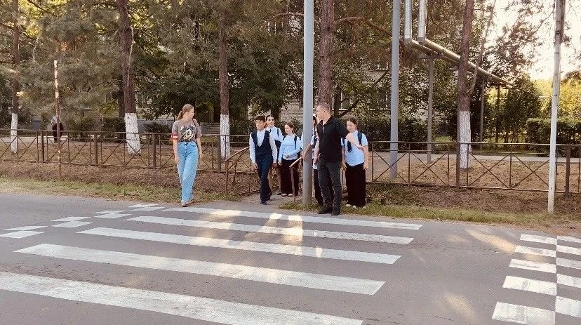 🚦 Сегодня продолжаем учиться переходить дорогу безопасно!