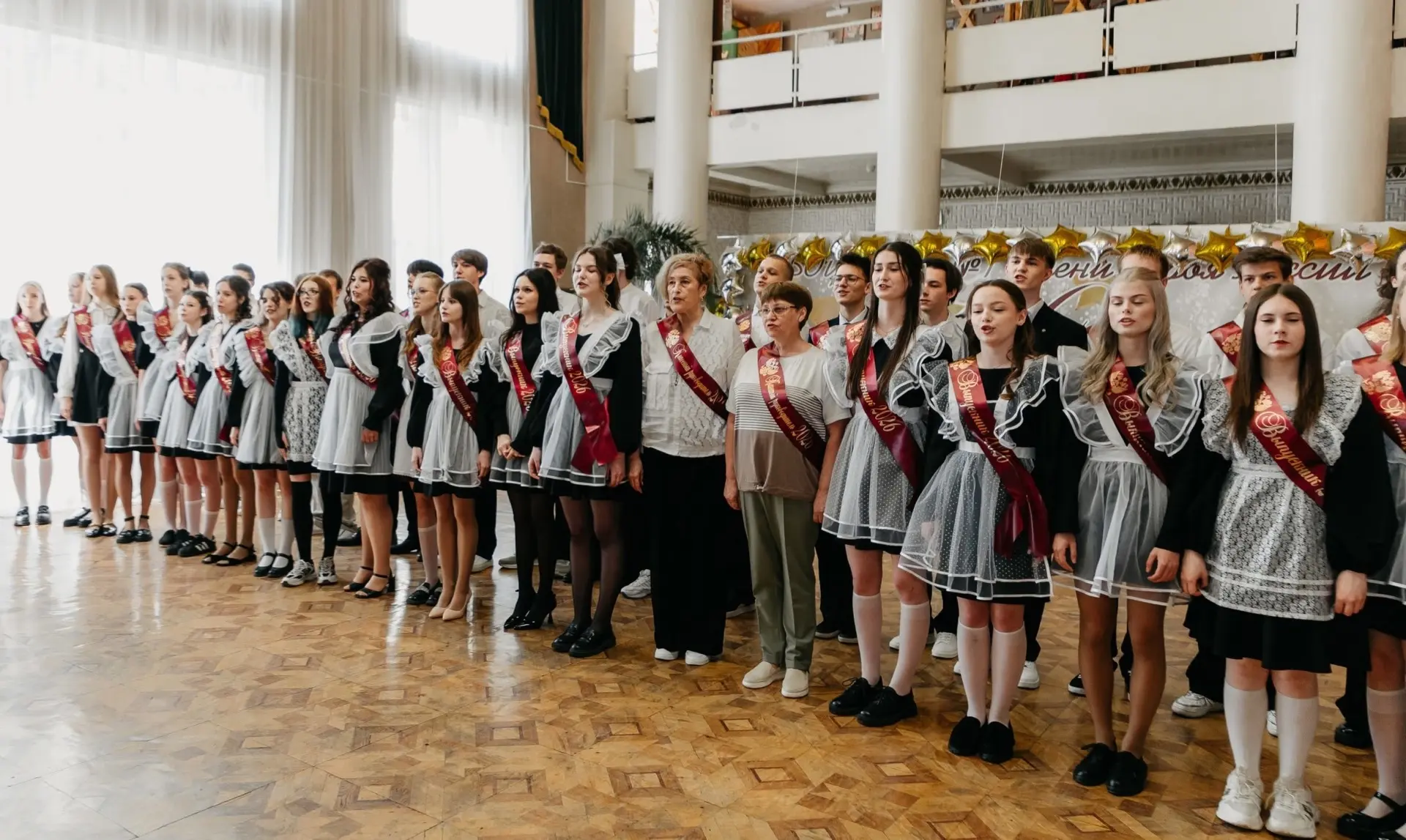 Сегодня на улицах нашего города и поселков очень оживленно - девчонки с бантами и в бел...