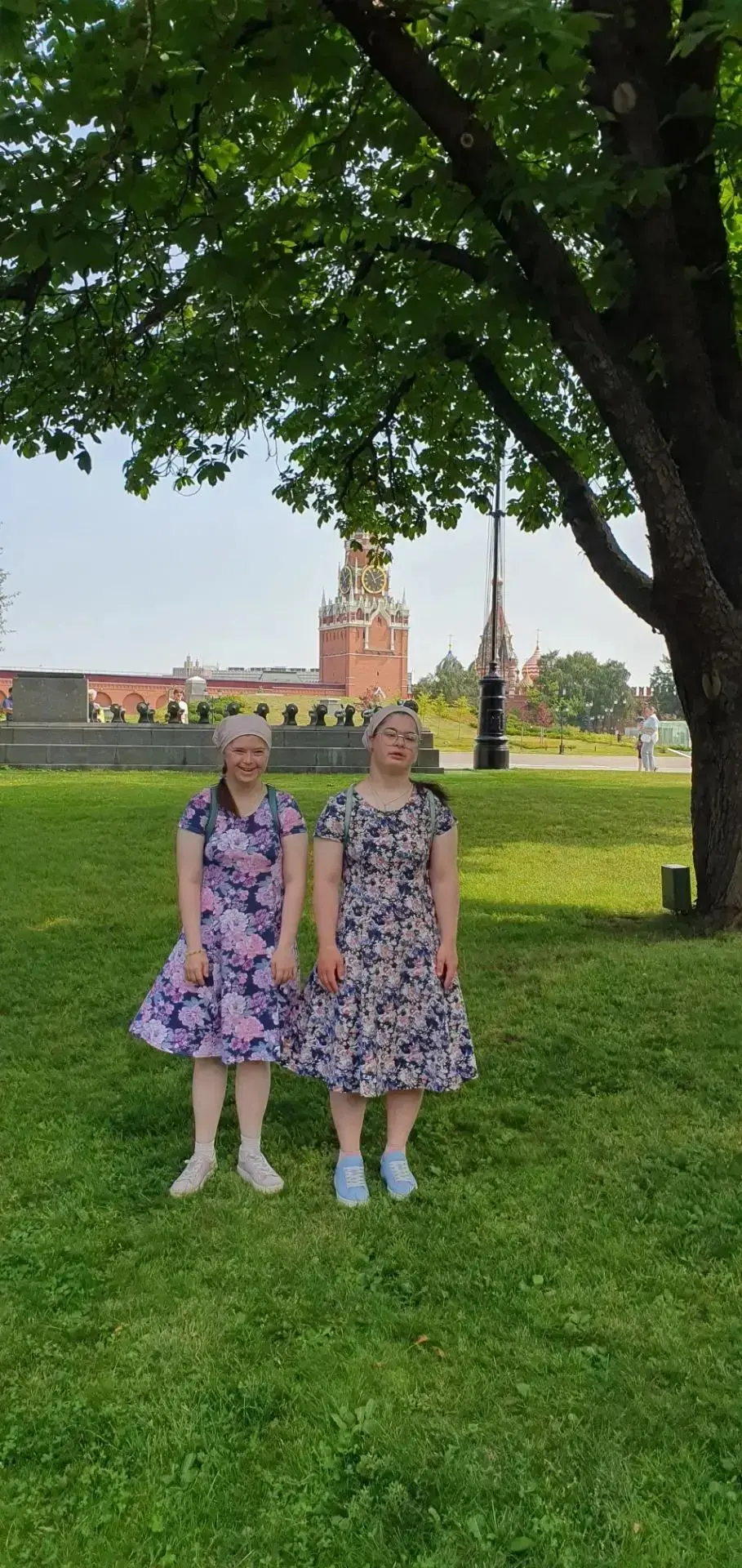 В праздник Крещения Руси Таня и Ульяна — старшие воспитанницы Елизаветинского детского дома — тоже п