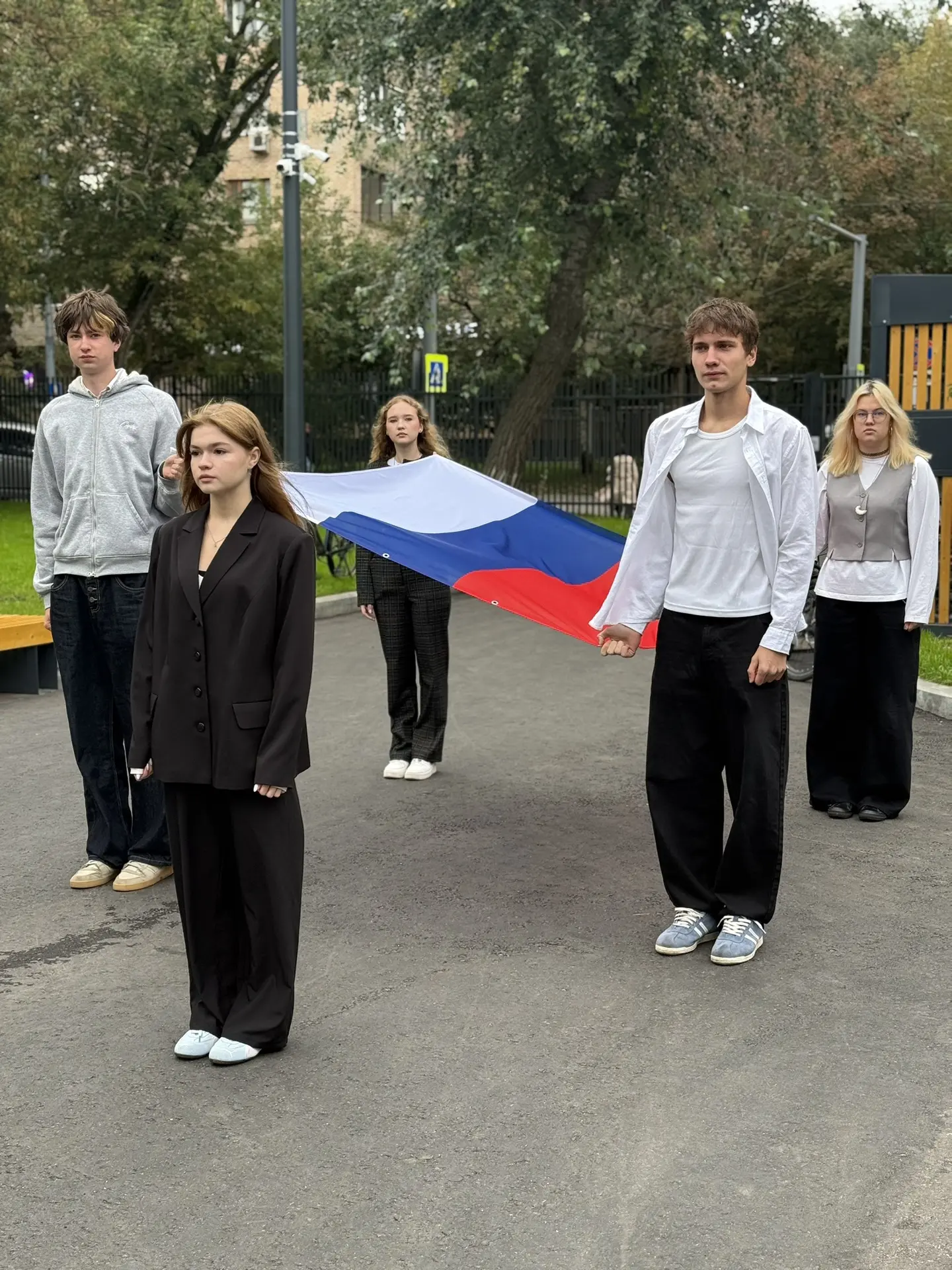 Сегодня в нашей школе прошла торжественная церемония поднятия Государственного флага Ро...