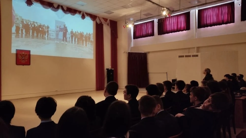 🇷🇺С Днём Воссоединения Крыма с Россией!  📍Сегодня ученики восьмого и шестого класса нашей школы смот