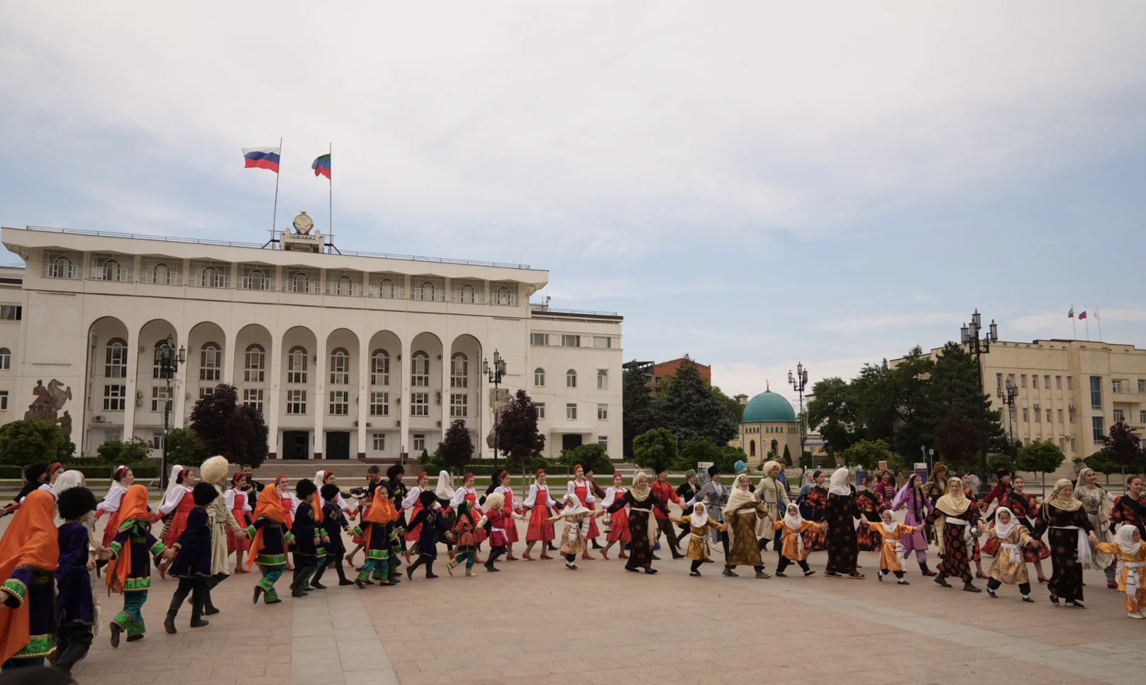 14 июня центральная площадь Махачкалы приняла сразу два флешмоба: «Единство народов — дети!» и «Мир 