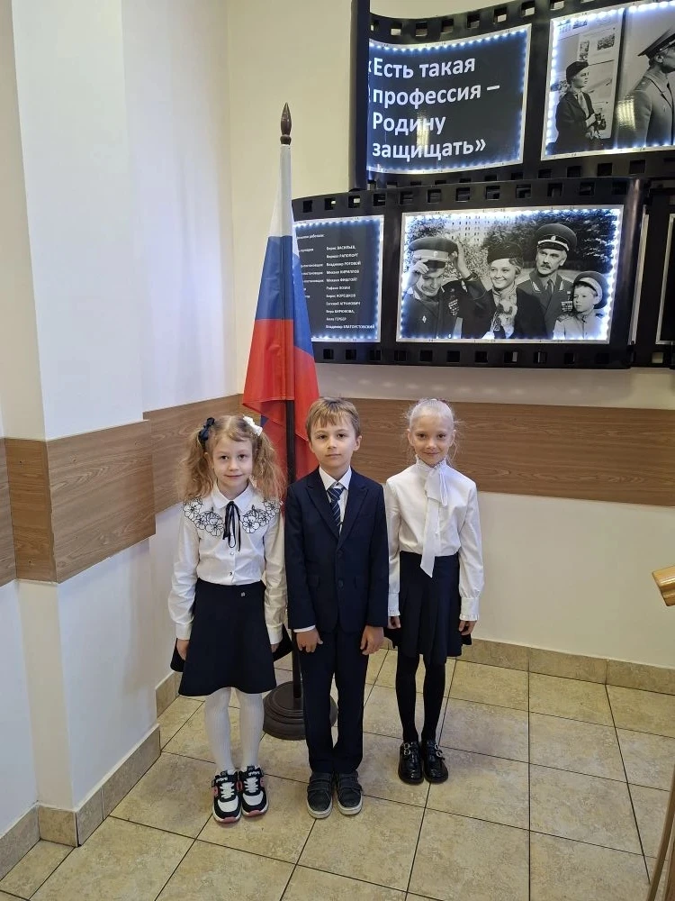 🇷🇺 Равнение на флаг!  🤍 Новую учебную неделю начинаем с традиционной церемонии выноса флага Российск
