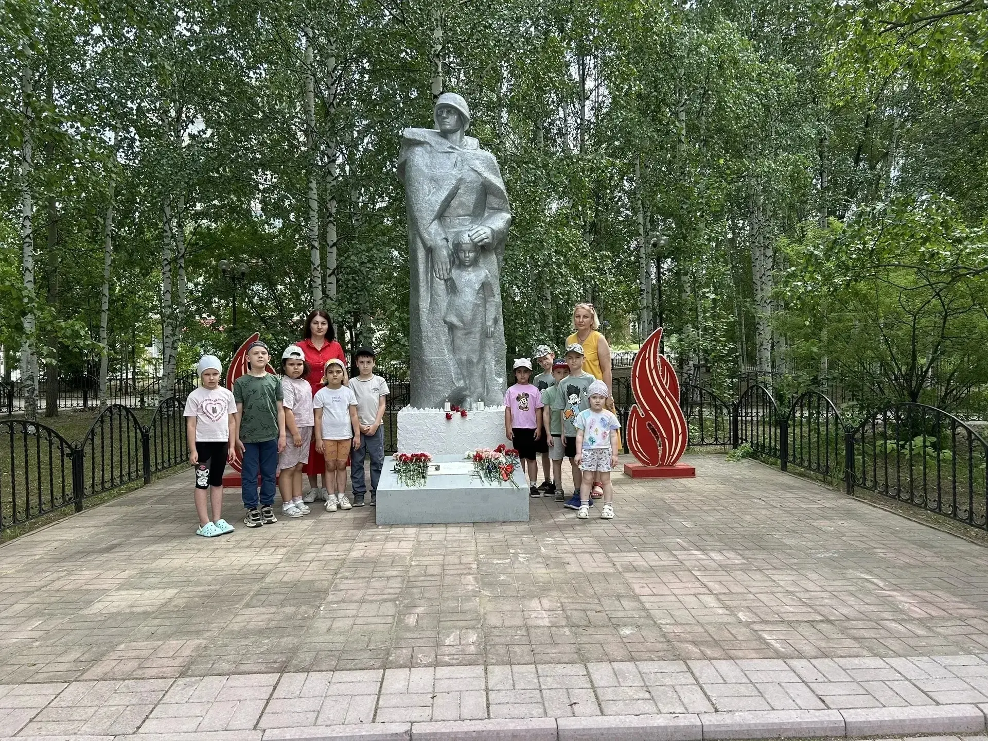 Наши педагоги Бутаева Т.А. и Анопченко Т.Г. с детьми подготовительных групп "Сказка" и "Золотой ключ