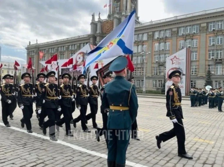 Парад Победы завершился в Екатеринбурге.   Началась акция «Бессмертный полк». Шествие сейчас движетс