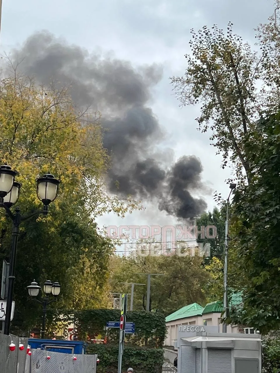 Сильный дым заметили в районе Зоологической улицы, недалеко от Московского зоопарка и с...