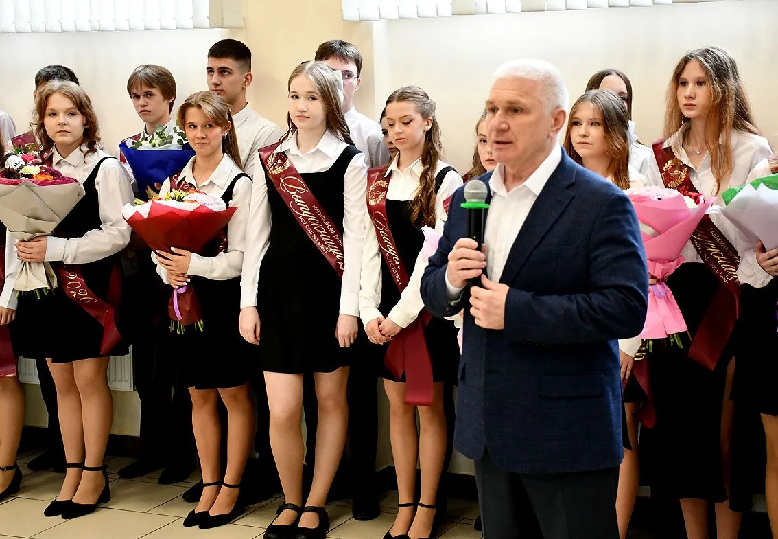 Сегодня в школах Тихвинского района прошли последние звонки для выпускников 11-х и 9-х ...