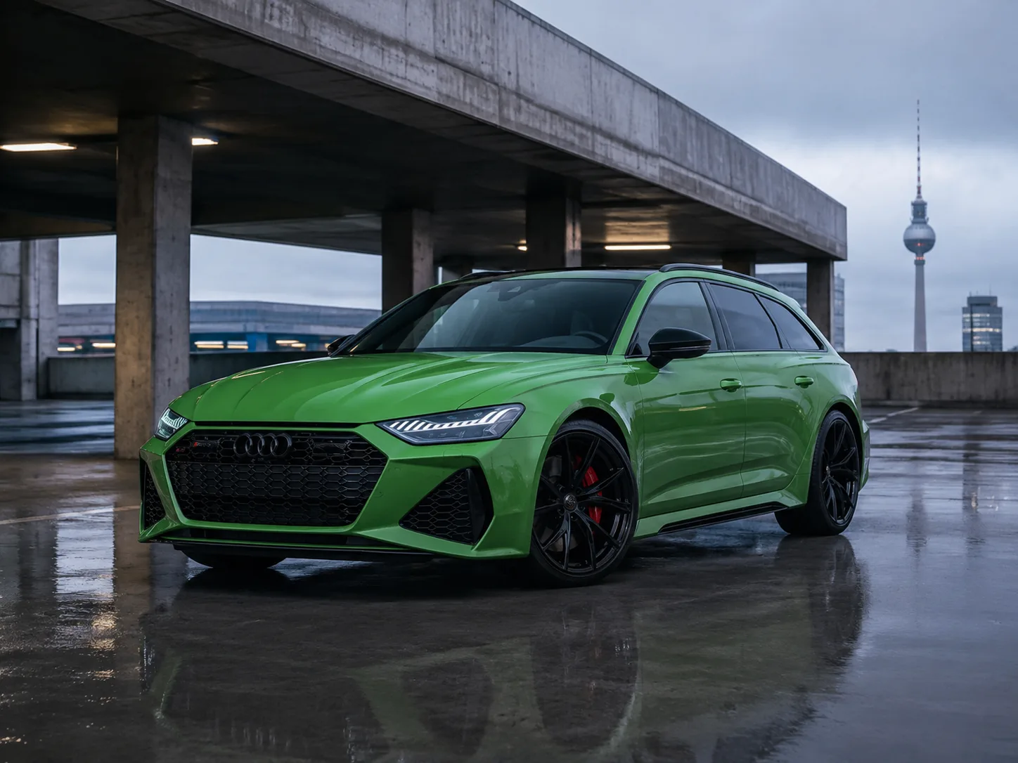 Audi RS6 Avant C8 в Java Green. AI-концепт в бетонной среде Берлина: мокрый паркинг.