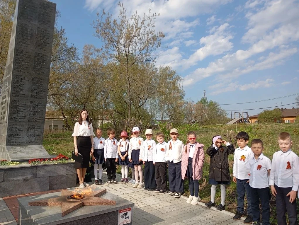🌹 Сегодня обучающиеся нашей школы (корпус на Феофанова) собрались, чтобы отдать дань памяти и уважен