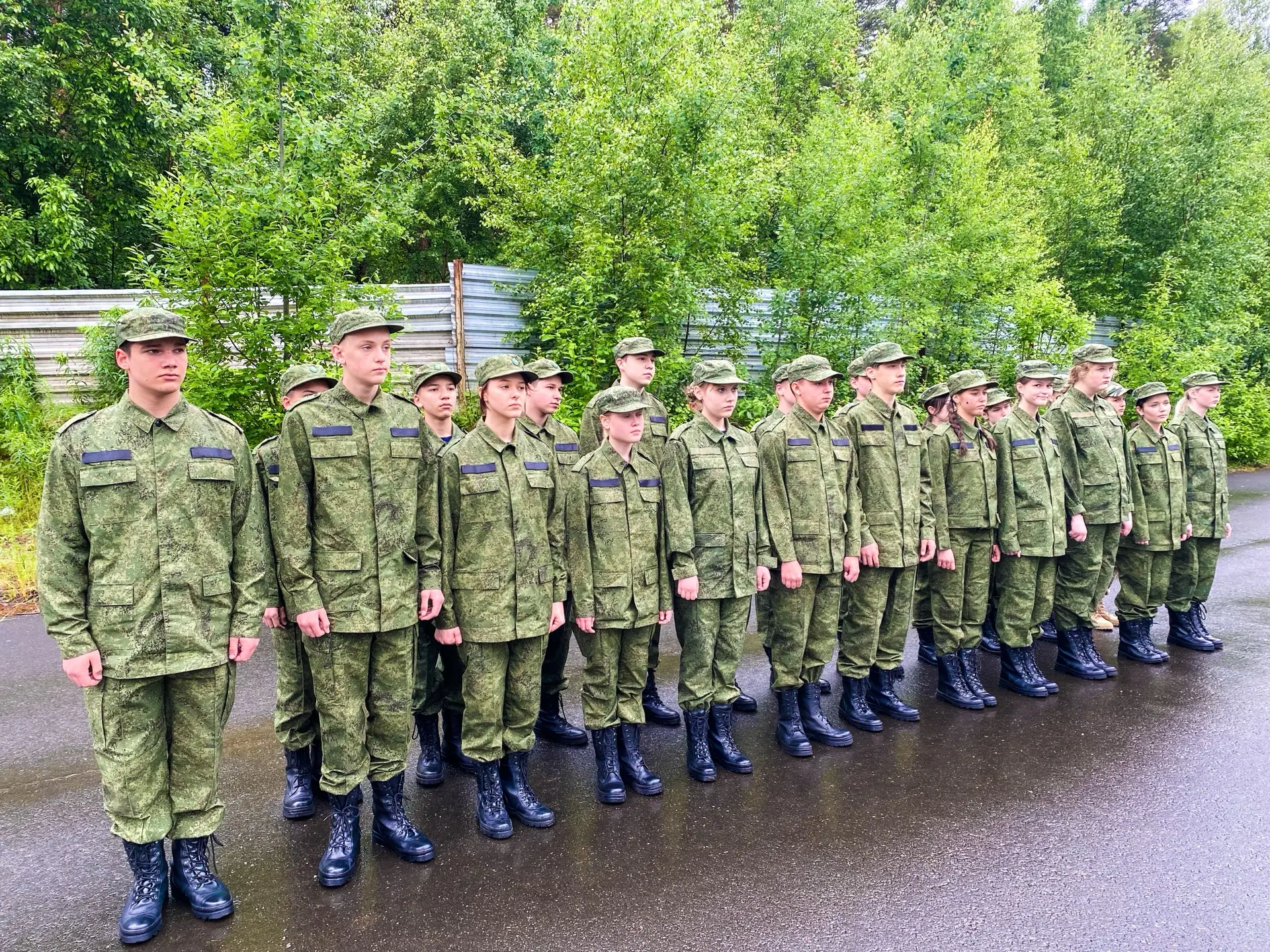 В Санкт-Петербурге кадеты ведомственного кадетского корпуса приступили к занятиям по начальной военн