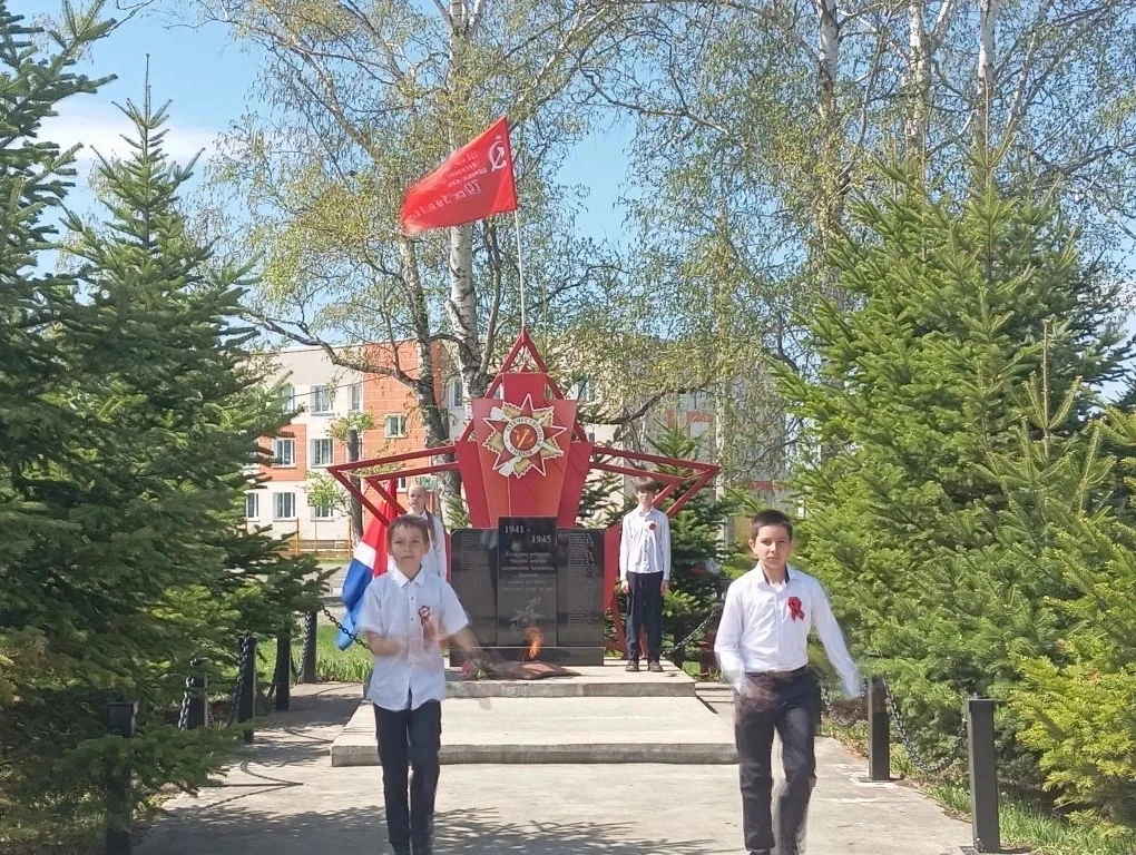 9 мая учащиеся нашей школы приняли участие в военно-патриотической акции "Вахта Памяти ...