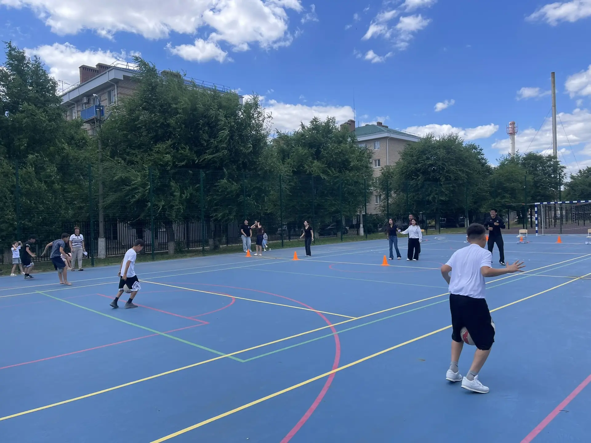 Весёлые старты в летнем лагере: спорт, смех и командный дух! 🏃

Вчера в нашем летнем пришкольном ла