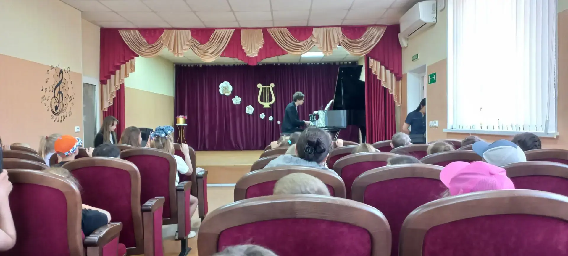 Экскурсию в Детскую Школу  Искусств совершили 1 и 3 отряды пришкольного лагеря "Моя малая Родина". 
