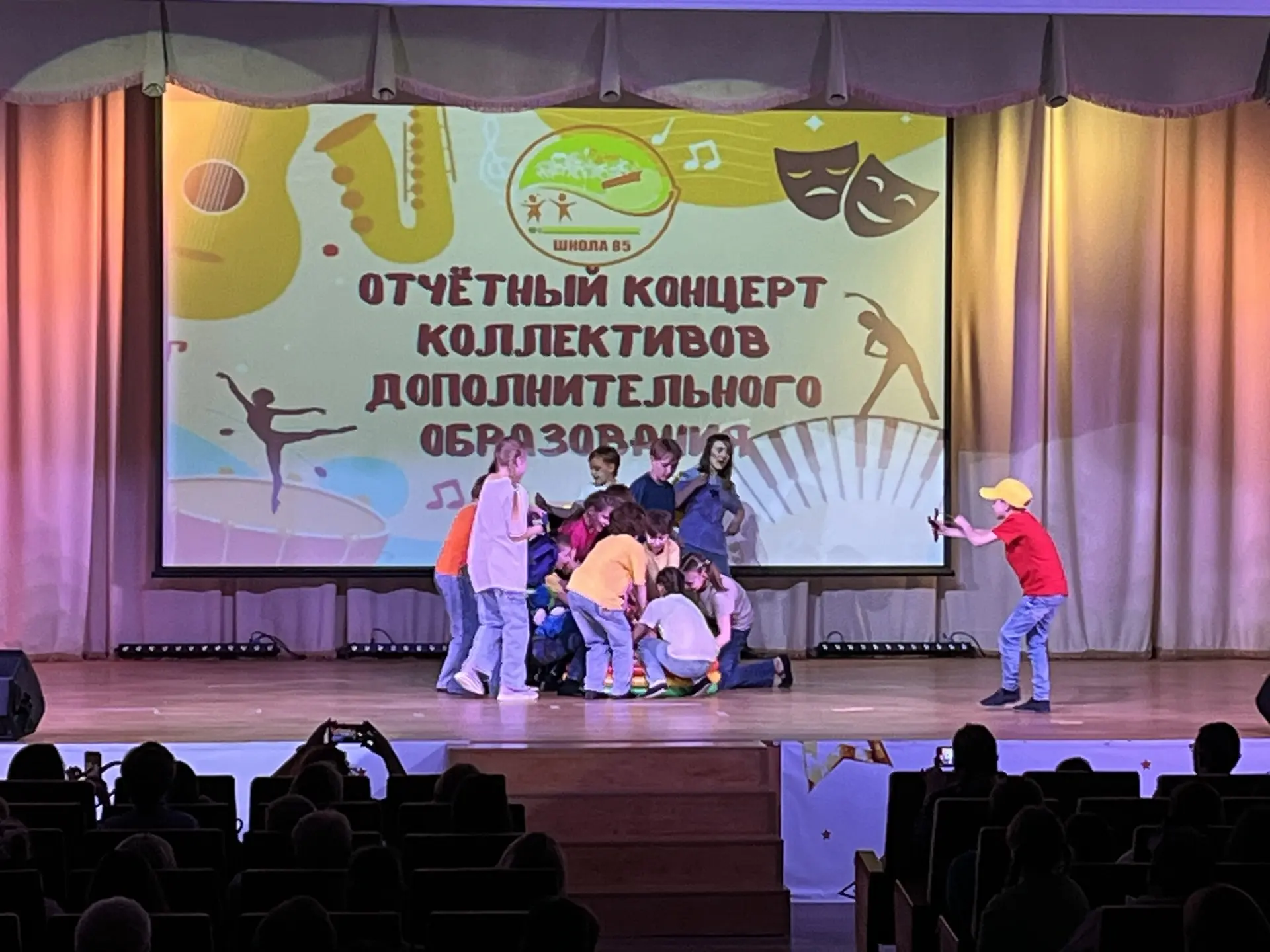 24 апреля в нашей школе с успехом прошел отчетный концерт коллективов МАОУ «СОШ №85». Руководители т