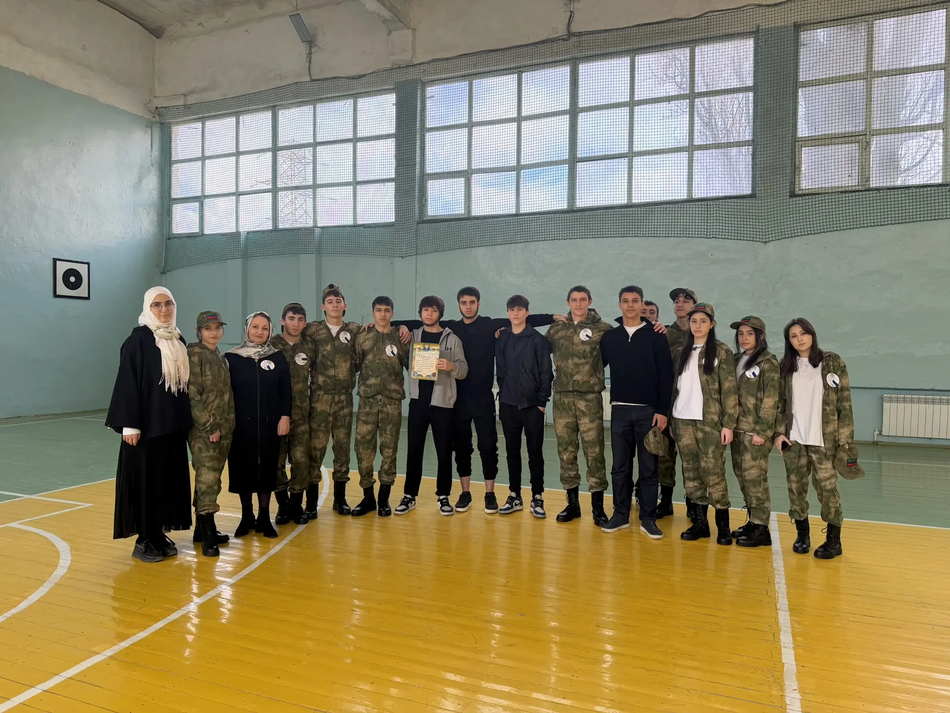 Сегодня, 19 февраля, в  спортзале школы прошло военно-спортивное мероприятие "Силен в бою,красив в с